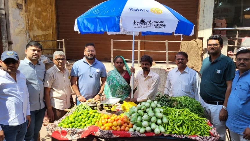 रस्त्यावर व्यवसाय करणाऱ्या गरजू विक्रेत्यांना रोटरी क्लबतर्फे छत्र्यांचे वाटप