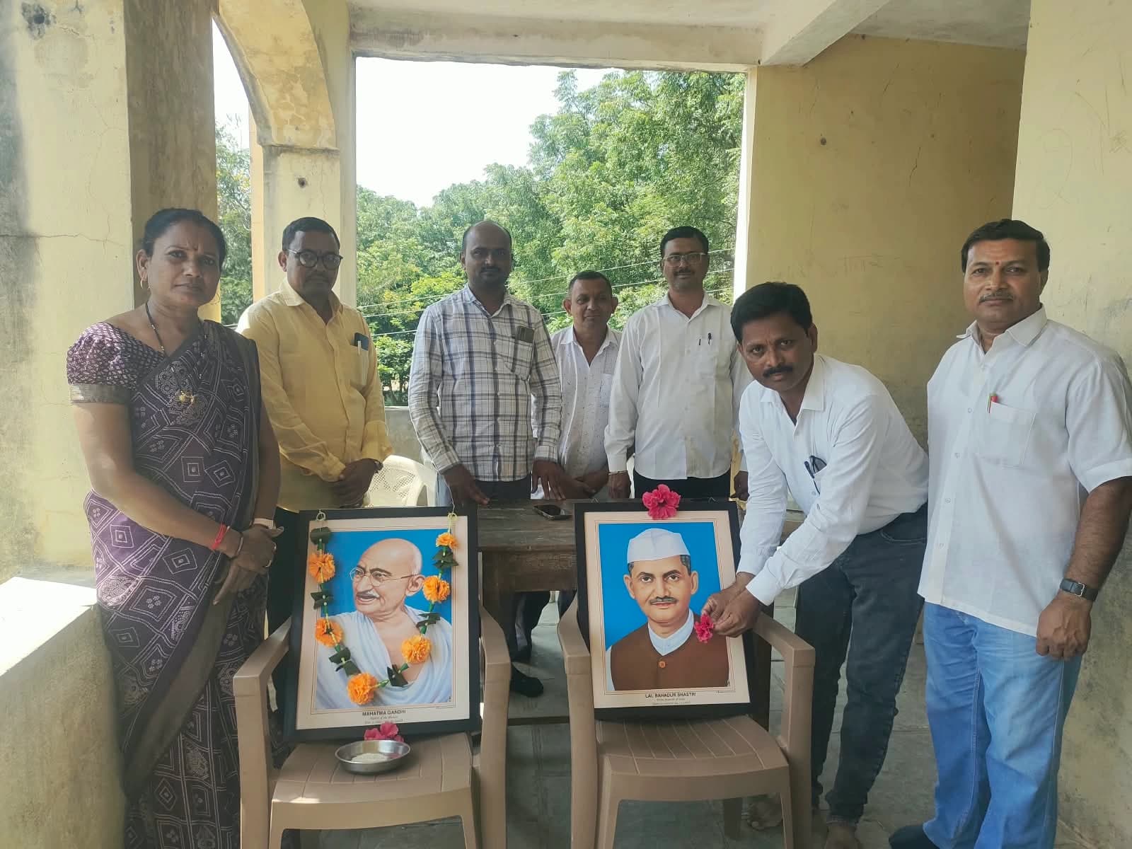 सी. बी. देसले विद्यालयात महात्मा गांधी व लाल बहादूर शास्त्री यांची संयुक्तिक जयंती उत्साहात साजरी